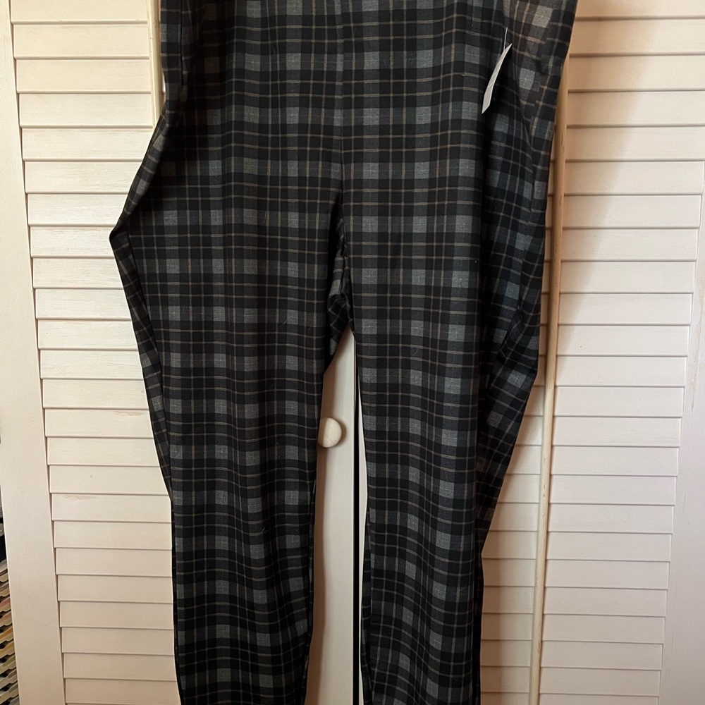 Maurice’s size 22W leggings NWT High Pointe with darts at the waistline.